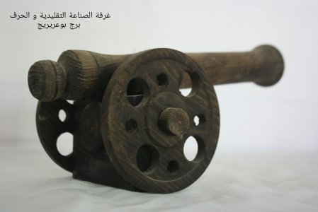 تحفة مدفع خشبي