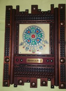 لوحة فنية خشبية تحمل حلي تقليدي قبائلي