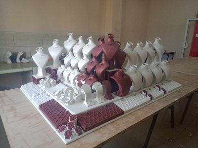 علب وحامل مجوهرات