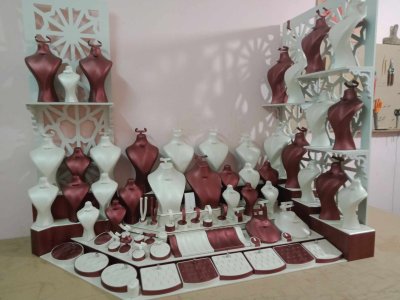 علب وحامل مجوهرات