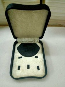 علب وحامل مجوهرات